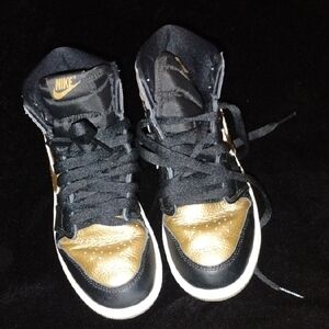 Jordan 1 Retro High OG Black Metallic Gold
